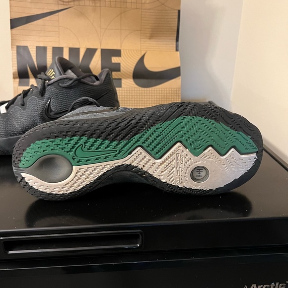 Kyrie Flytrap (size 12) - Picture 10 of 11